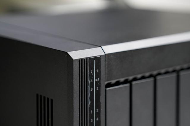 新品首发拆解丨不再躺平的高颜值NAS威联通Qu805
