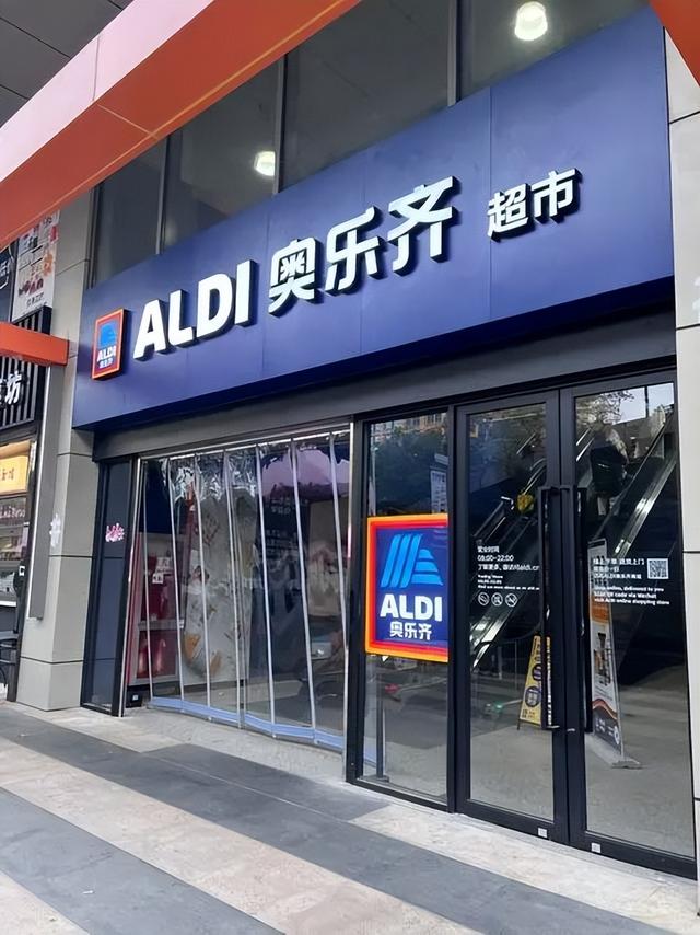 当5块钱12瓶的矿泉水开始出现：中国进入了硬折扣时代