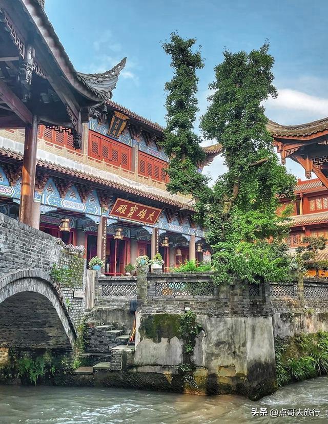 成都大邑最精致寺庙，钟鼓楼建于河上，超级漂亮，公共交通可达！