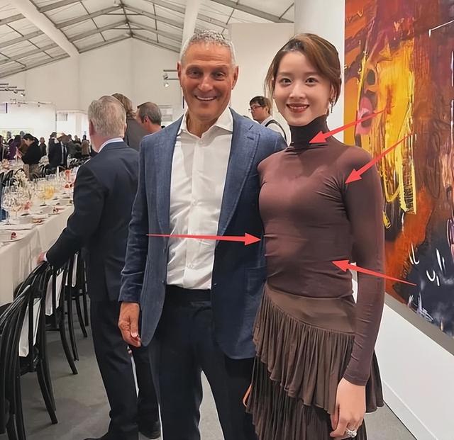 31岁章泽天伦敦看展，胃部凸起，衣服满是褶皱，牙齿影响美感