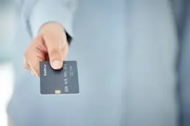 银行卡冻结了可以去柜台取钱吗图片