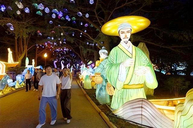 “青岛之夏”艺术灯会“岛城帆·潮灯汇岸”让时光与海浪共舞