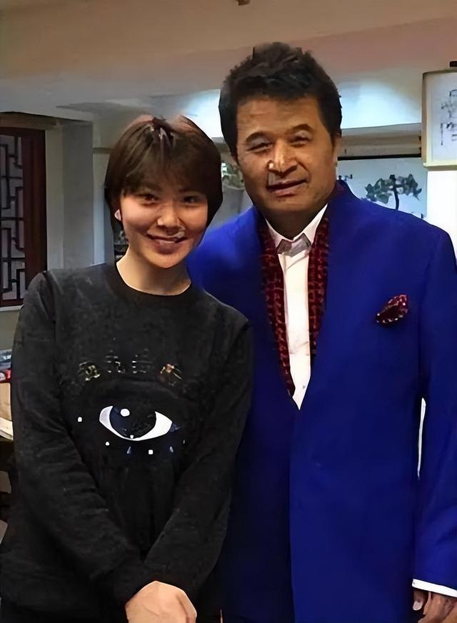 原来她就是毕福剑的关门弟子，师傅落魄不离不弃，现状曝光太意外