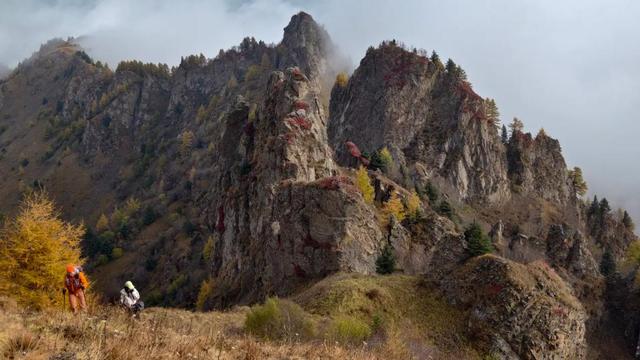 互联网带火徒步热！徒步团国庆全爆满，年轻人弃5A景区扎推进山