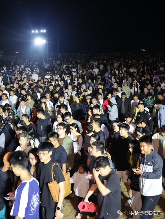 高燃！凌晨3时48分的日照海边，人山人海！这一幕，太震撼！
