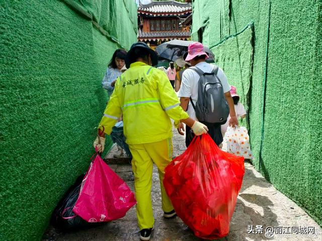 丽江古城暑期保洁强度翻倍 90余名保洁员坚守岗位护美景