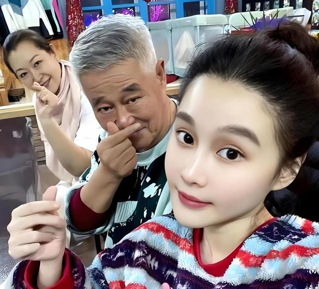 赵本山长子赵铁蛋因病去世，女儿成网红	，上亿家产花落谁家?