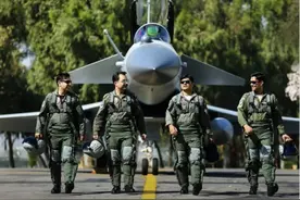 西方武官齐聚印度，逼问：快告诉我，歼-10C是怎么干翻你们阵风？图片