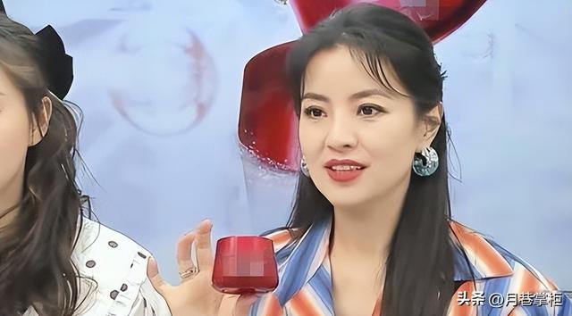 和撒贝宁同居四年，却转身投入富豪怀抱，没想到如今竟沦落至此