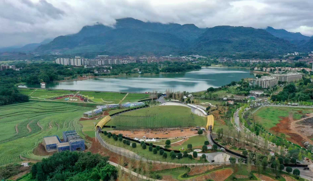 本周末“热浪”开唱 2025峨眉山热浪飞行音乐节场地搭建进入冲刺阶段