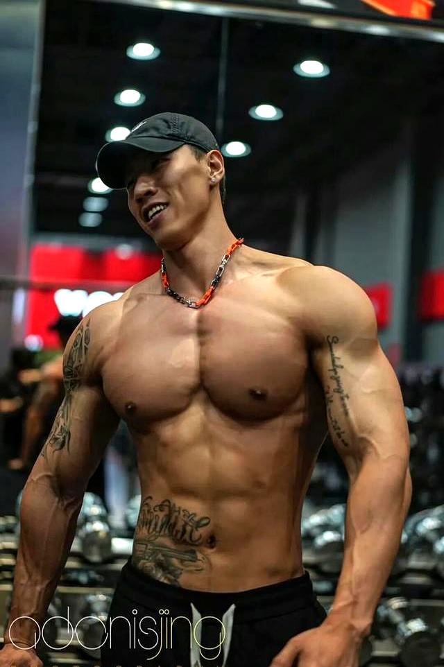 身高187的健身肌肉男网红！野外写真秀身材颜值，简直绝绝子