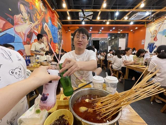 从淄博烧烤到鸡排哥：普通人的“真实”为啥比网红人设香？