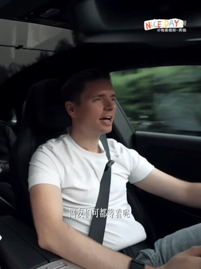 王楚钦和奔驰老总的双向尊重，王楚钦拿到礼物时爱不释手