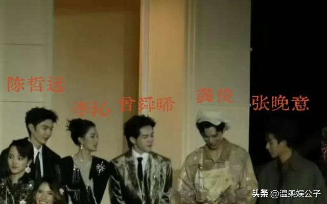 这一夜，合照站位暴露咖位：杨幂被挤，钟楚曦“抢位”，C位亮了