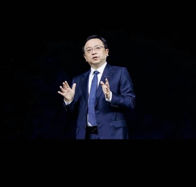 比亚迪老板女儿参加巴黎名媛舞会，她打扮贵气，长得像爸爸王传福