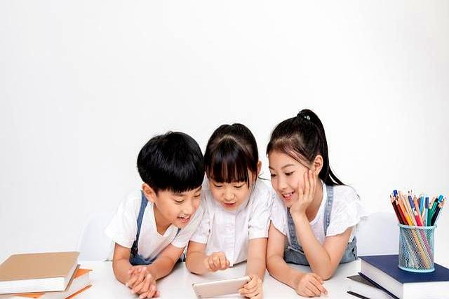 从小被允许玩手机，和被禁止玩的孩子，长大后的差距有多大？