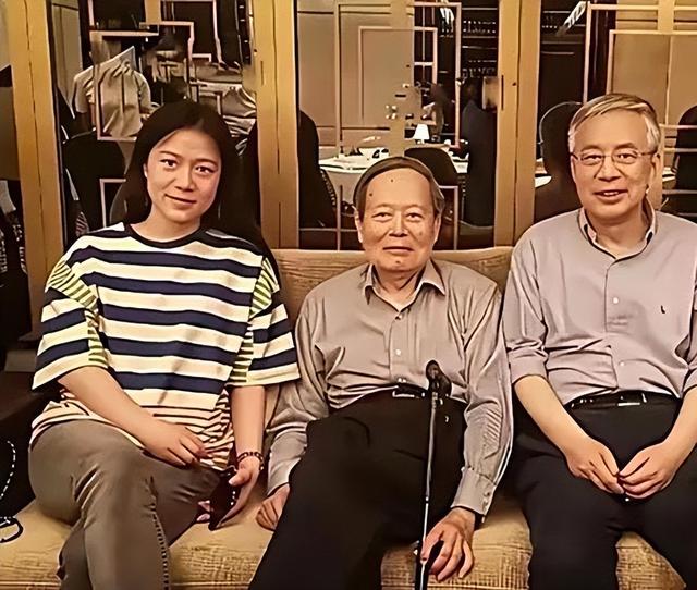 杨光宇赴八宝山送别父亲杨振宁！父亲走了，他仍会把翁帆当亲人