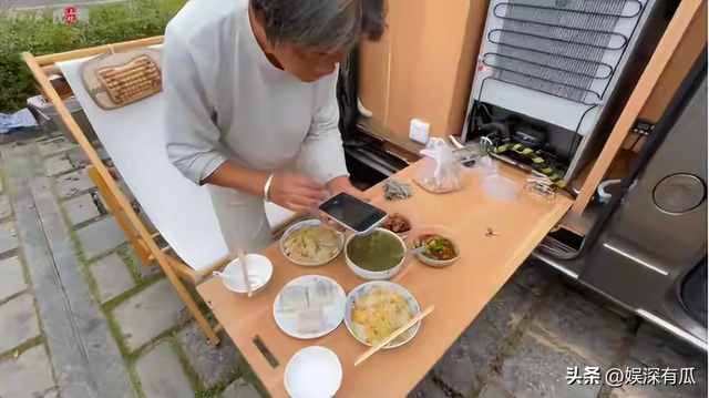 上海71岁老太卖房自驾旅游 , 9年没回家 , 坦言：不会给亲人留一分钱