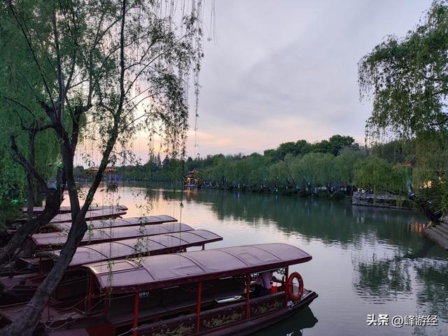 夜游瘦西湖，二十四桥明月夜，春江花月五亭桥