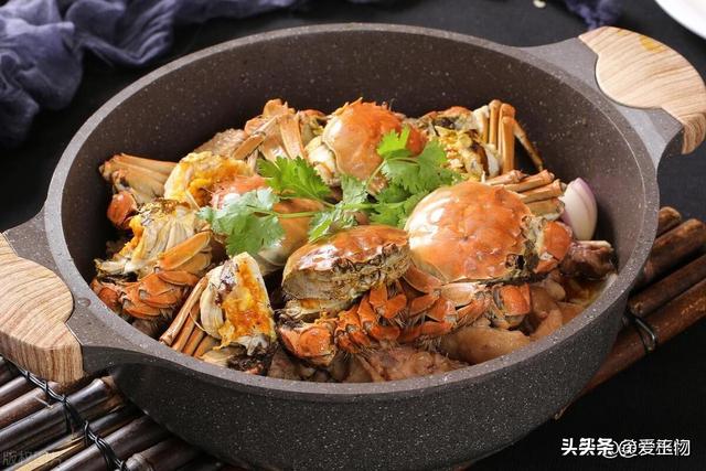 蒸螃蟹，冷水热水区别大，蒸前牢记3点，蟹肉鲜嫩，不掉腿不流黄