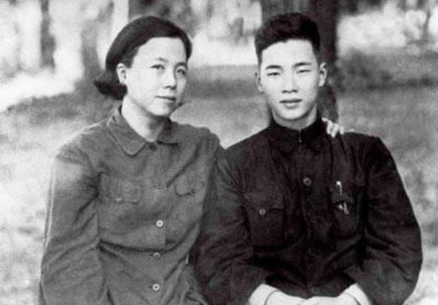 李鹏总理年轻时有多帅？1959年在吉林留影，31岁玉树临风气质不凡
