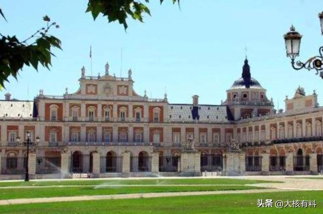 废弃王宫改造的监狱，单人牢房有电视咖啡，可以干兼职赚美元