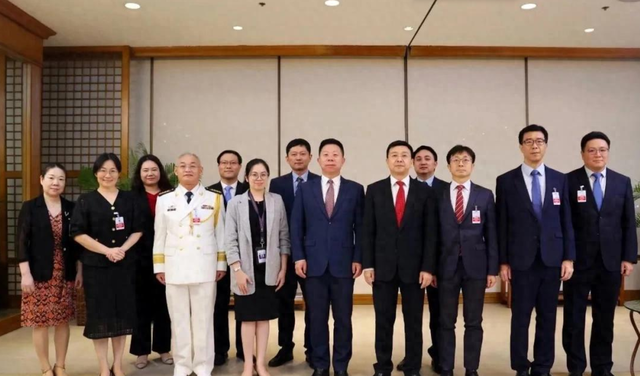 趁中方收拾日本，菲进犯南海，渚碧礁发生对峙，解放军被逼上硬菜