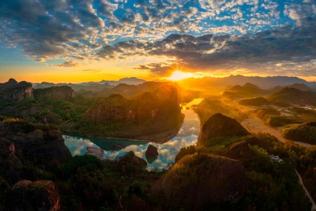 游在鹰潭｜这座城市秋日杀疯了！4重甜感暴击，谁来谁上头！「全球学子嘉游赣 奇绝鹰潭逍遥游」