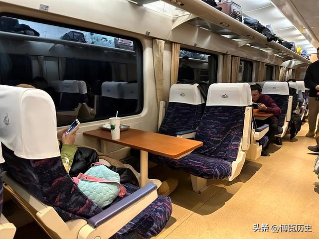 明明高铁更快，为啥还有人守着绿皮火车跑一夜，答案比你想的现实