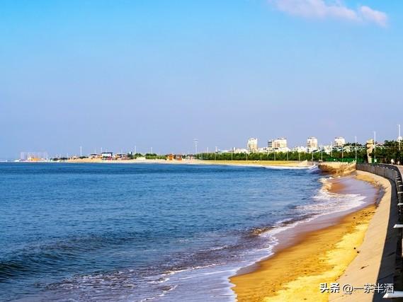 自驾车露营地：山东威海乳山银滩免费房车床车停车场自驾车露营地