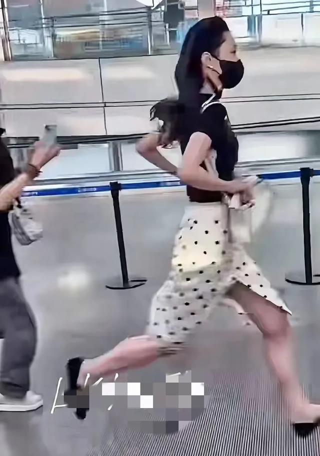 机场偶遇宋轶飞奔，莫不是要错过飞机了？第一次见美女跑这么快