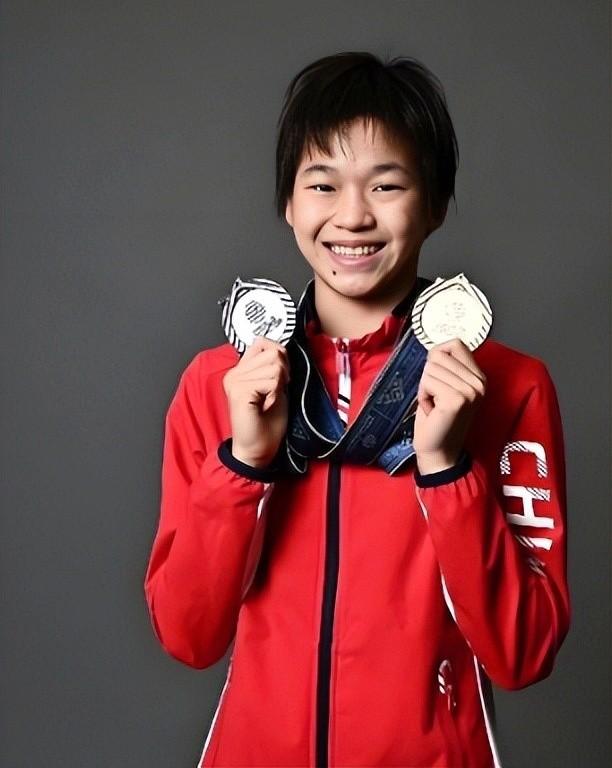 人民日报发声全红婵捐赠直播收入，释放3大信号，郭晶晶说对了