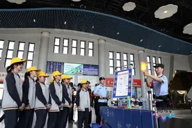 宝应学生“探秘”高铁站 共建平安铁路图片