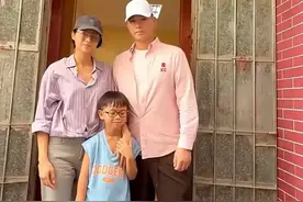胡杏儿带老公儿子回广东农村老家，寻访爷爷祖宅，素颜打扮接地气图片