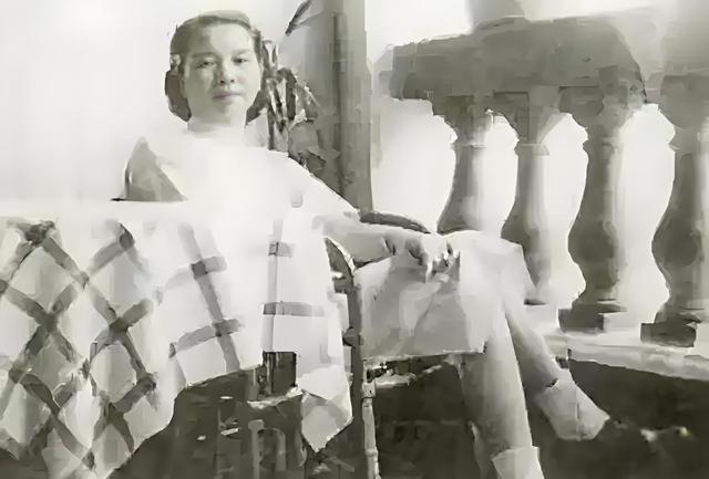 朱枫烈士回家：白发苍苍的女儿	，抱着年轻母亲的遗照，让人泪目！