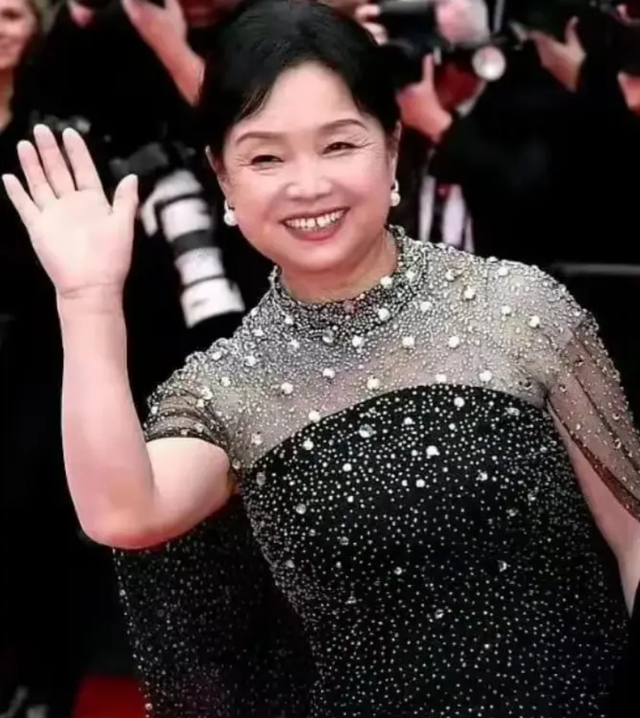 相由心生！61岁苏敏自驾游5年后简直不敢认，网友：这16万花得值