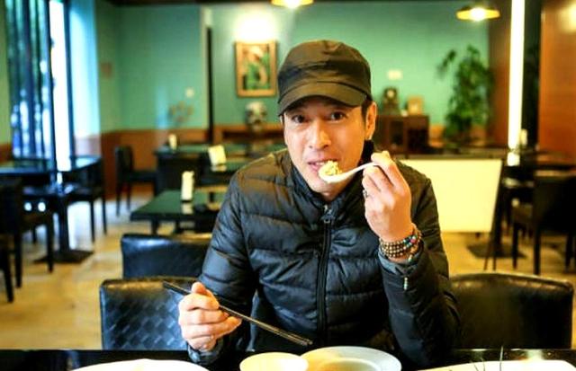 夫妻俩为了不变老，26年不吃肉不生子，近54岁近照不敢认
