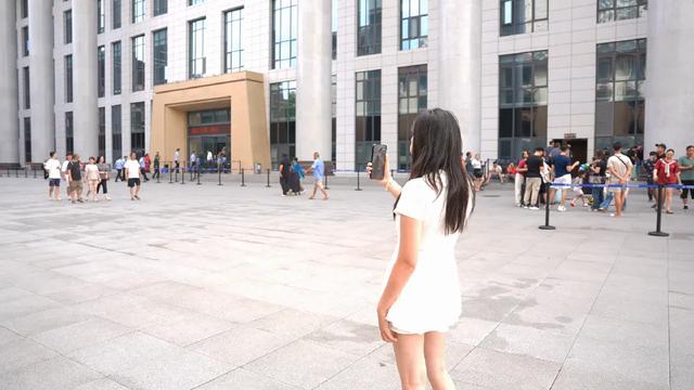 大型连续剧:《我在家的一天》第N季,主演:我、手机、闺蜜