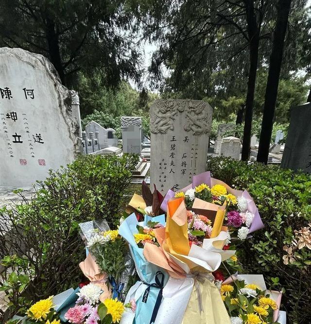 《沉默的荣耀》看哭了！北京香山吴石将军墓前，如今鲜花遍地