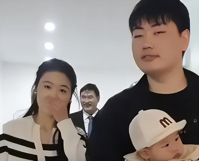 难怪陈亚男伤感，再看大衣哥现儿媳	，她跟人在处事上就差了两个字