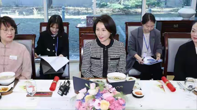 李在明夫人端庄大方	，访华穿的每一套衣服，都美在我的心巴上