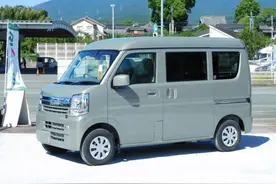 铃木微型面包露营车，与北斗星相似，排量仅0.66升，内配双人床图片