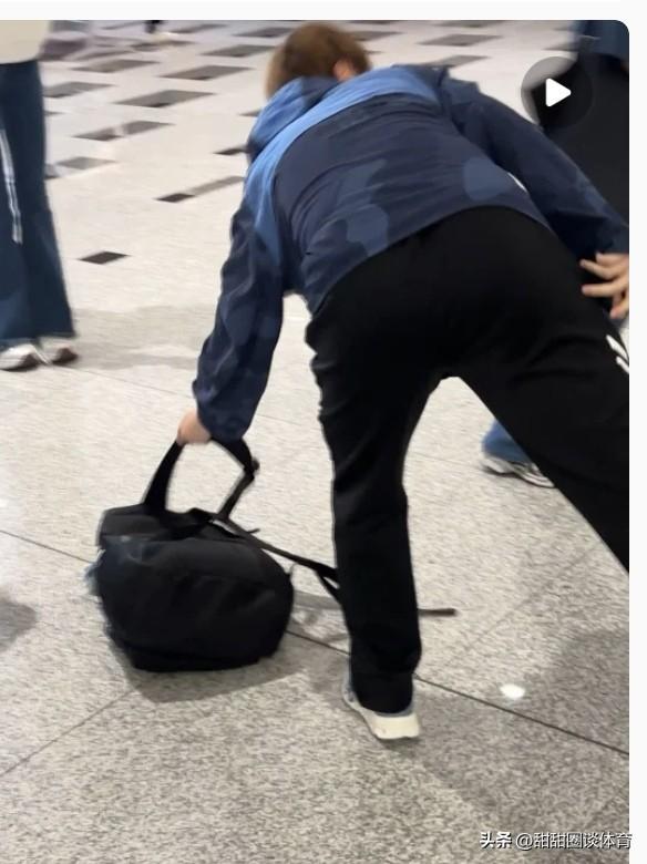 国乒落地北京，王曼昱收到小球迷送的蛋糕，为小球迷签名，林诗栋