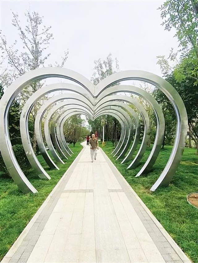 迎泽大街西段：街头有暖意 步步皆风景