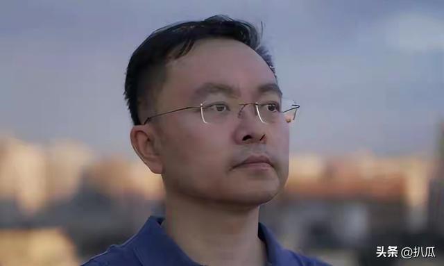 蔡磊传出好消息！终于能下楼溜达，见到儿子笑了，爷俩靠镜子交流