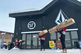 滑雪装备“排排坐”等归家 阿勒泰市将军山快递小哥成大忙人图片