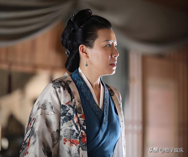 与四婚名导同居三年流产两次不结婚，转身下嫁穷小子，如今咋样？