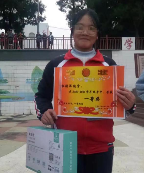 四川高考女孩杜彬洋去世！仅18岁，刚被北川医学院录取，弟弟立碑