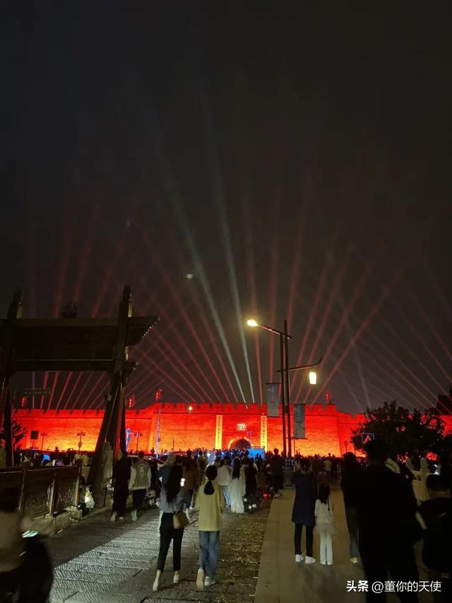 人潮拥挤！夜游一次商丘古城之后，真的想说，这是要火啊！