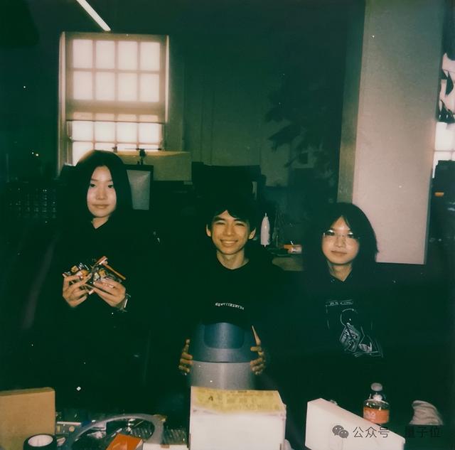 18岁女孩做养老机器人，上线2天卖爆了